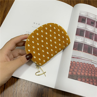 Női pénztárca fém medállal és cipzárral