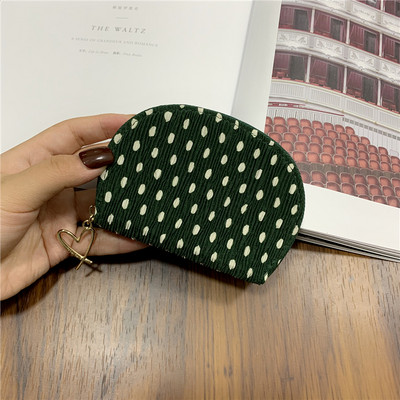 Női pénztárca fém medállal és cipzárral