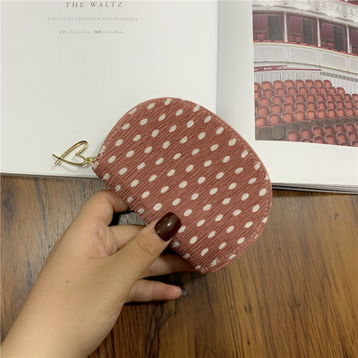 Női pénztárca fém medállal és cipzárral