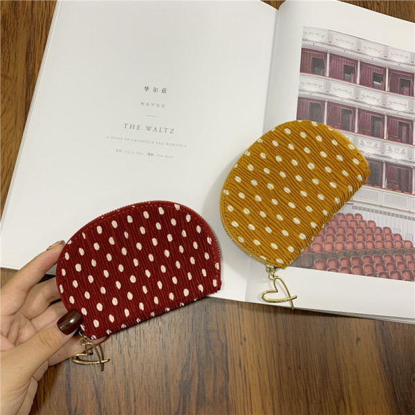 Női pénztárca fém medállal és cipzárral