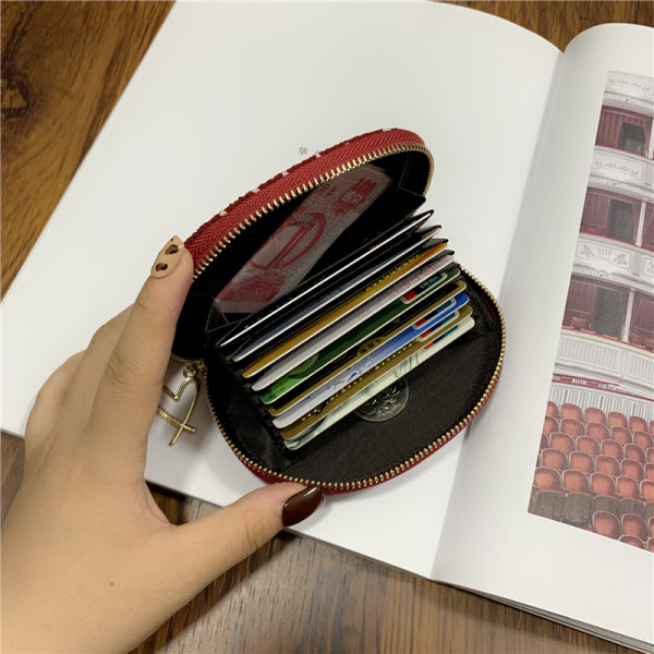 Női pénztárca fém medállal és cipzárral