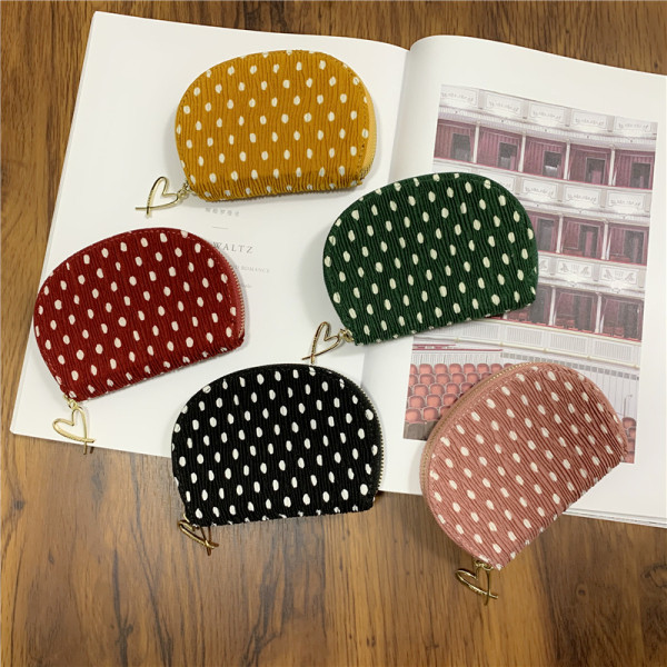 Női pénztárca fém medállal és cipzárral