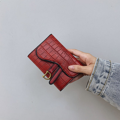 Kis női bőr pénztárca fém díszítéssel