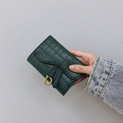 Kis női bőr pénztárca fém díszítéssel