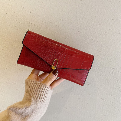 Дамски кожен портфейл с метално  закопчаване