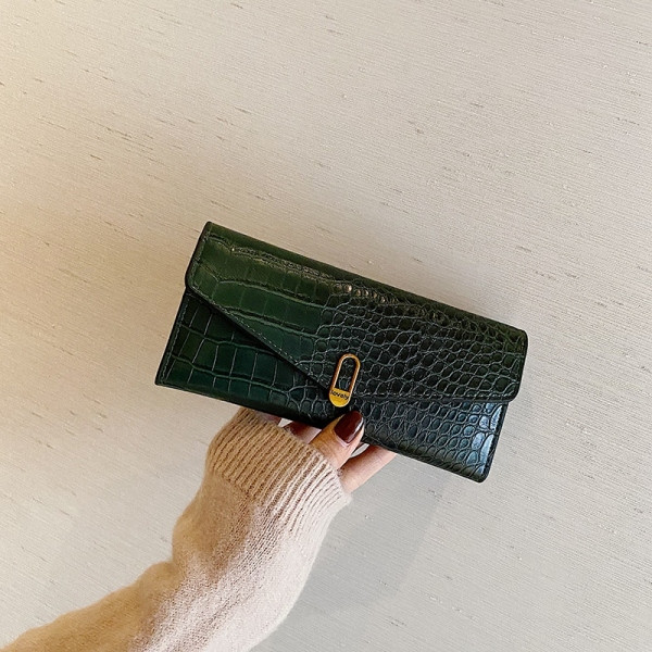 Дамски кожен портфейл с метално  закопчаване