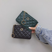 Női bőr pénztárca medállal és cipzárral