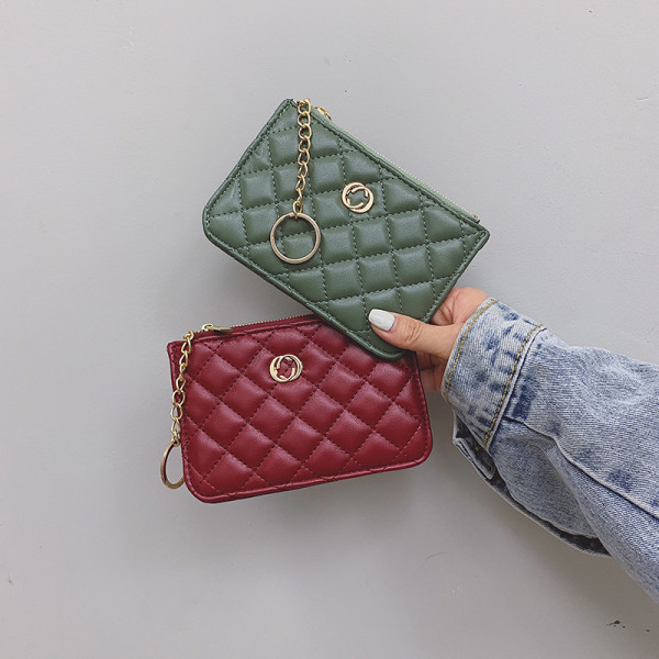 Női bőr pénztárca medállal és cipzárral