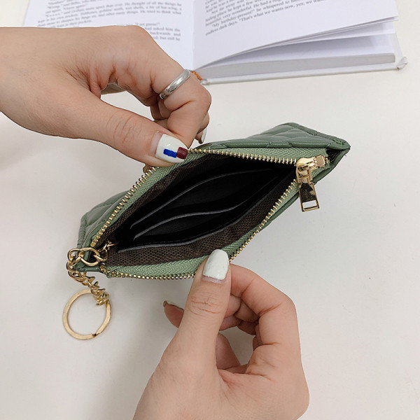 Női bőr pénztárca medállal és cipzárral