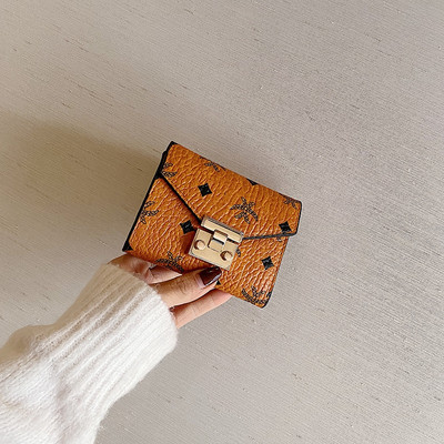 Γυναικείο πορτοφόλι με μεταλλικό στοιχείο