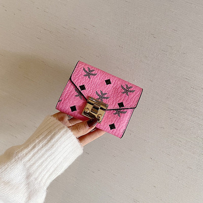 Γυναικείο πορτοφόλι με μεταλλικό στοιχείο