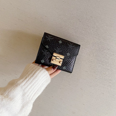 Γυναικείο πορτοφόλι με μεταλλικό στοιχείο