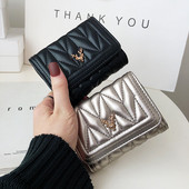 Női bőr pénztárca fém elemmel és cipzárral