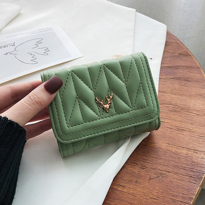 Női bőr pénztárca fém elemmel és cipzárral