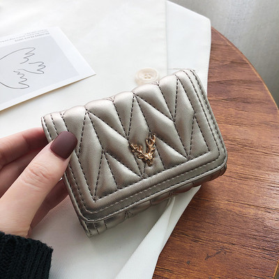 Női bőr pénztárca fém elemmel és cipzárral