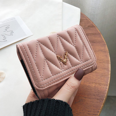 Női bőr pénztárca fém elemmel és cipzárral