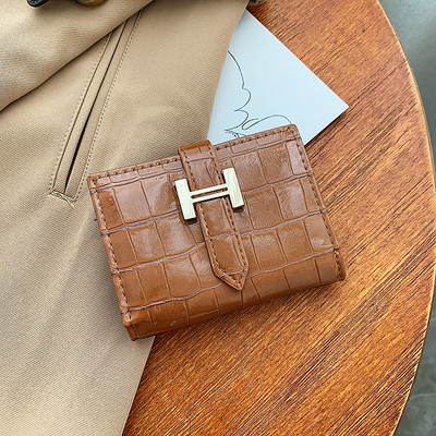 Novi model ženskog kožnog novčanika sa metalnim elementom