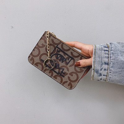 Γυναικείο πορτοφόλι με μεταλλική αλυσίδα και φερμουάρ σε καφέ χρώμα