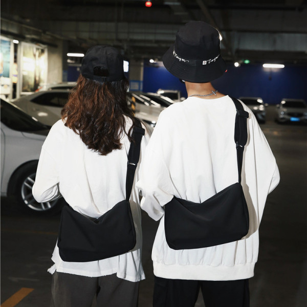 Juodos spalvos vyriška rankinė su ilga rankena