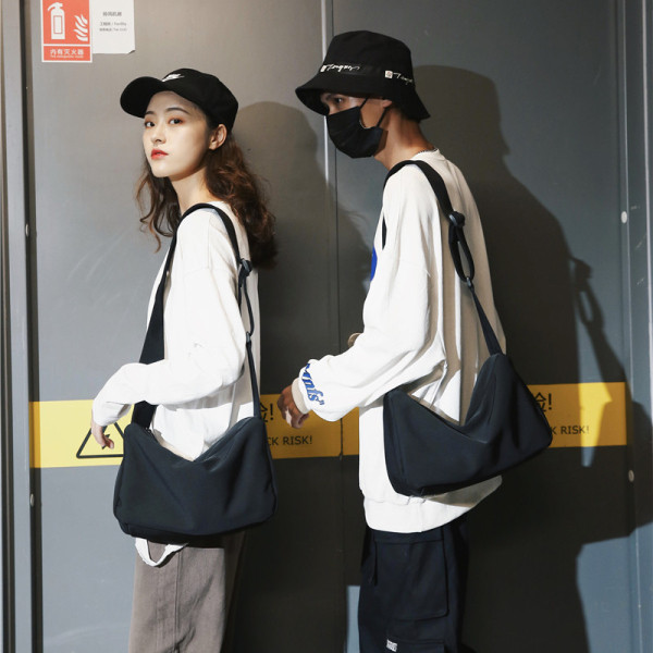 Juodos spalvos vyriška rankinė su ilga rankena