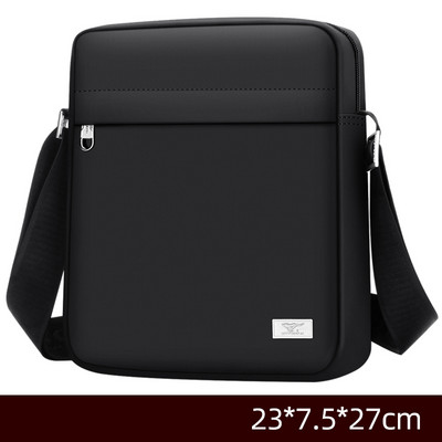 Férfi textil táska a vállán