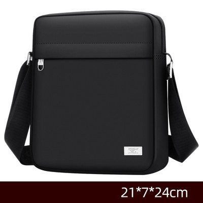 Férfi textil táska a vállán