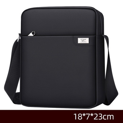 Férfi textil táska a vállán