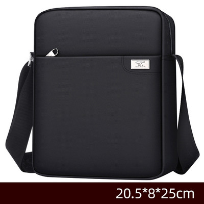 Férfi textil táska a vállán