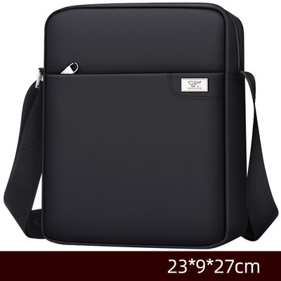 Férfi textil táska a vállán