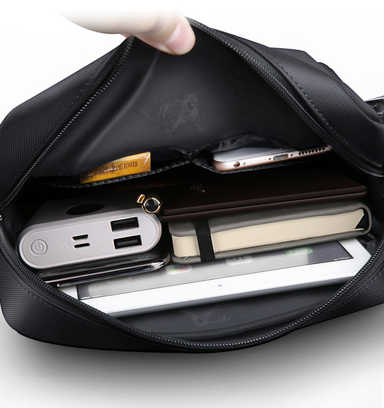 Férfi textil táska a vállán