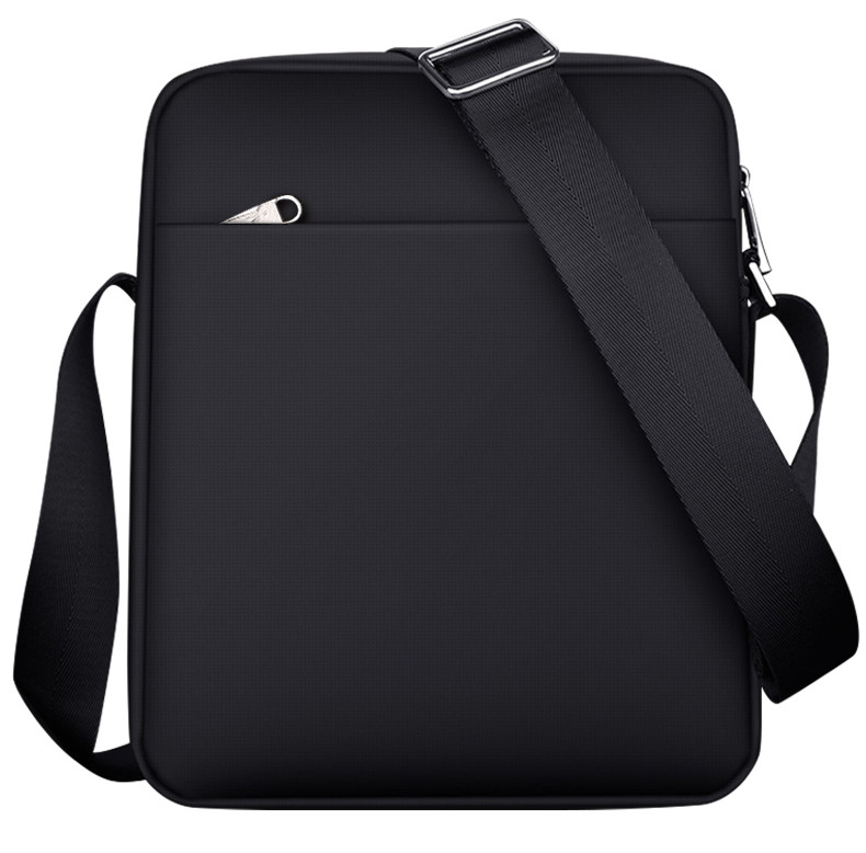 Férfi textil táska a vállán