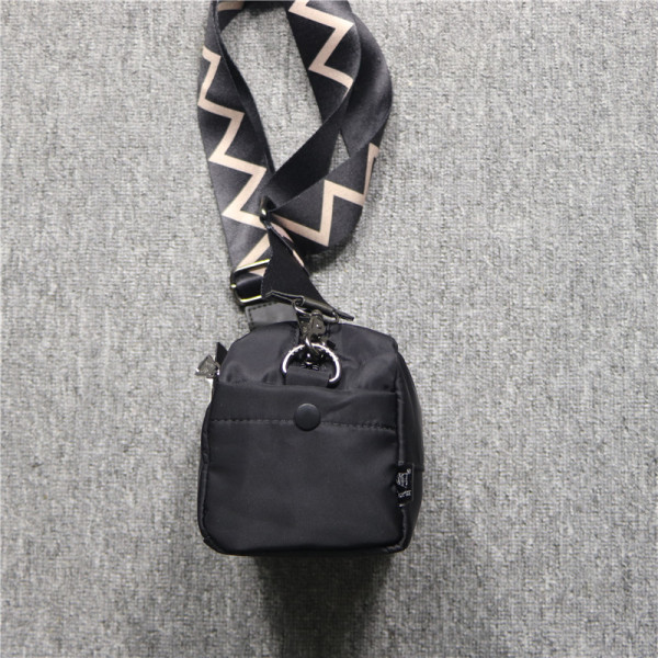 Moodne musta värvi meestekott