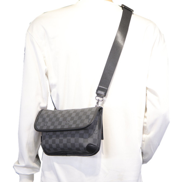 Актуална мъжка чанта с дълга дръжка в черен цвят 