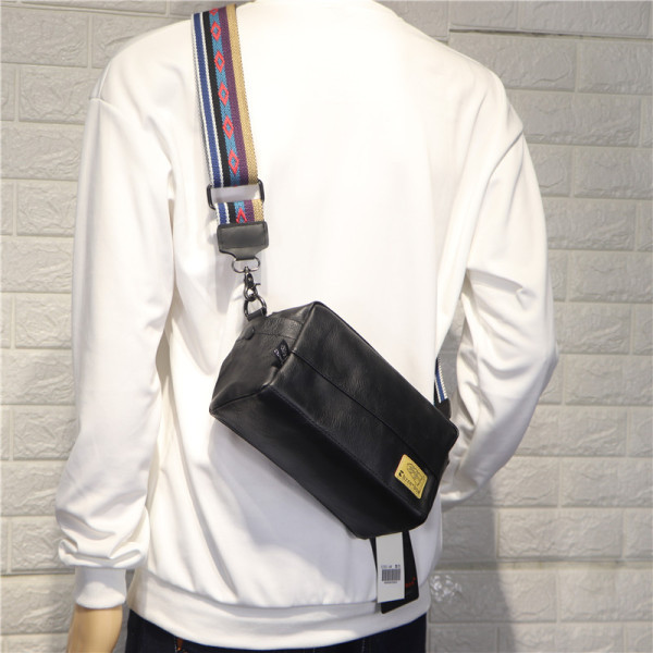 Új modell férfi táska fekete színben, hosszú füllel