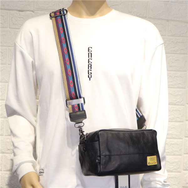 Új modell férfi táska fekete színben, hosszú füllel