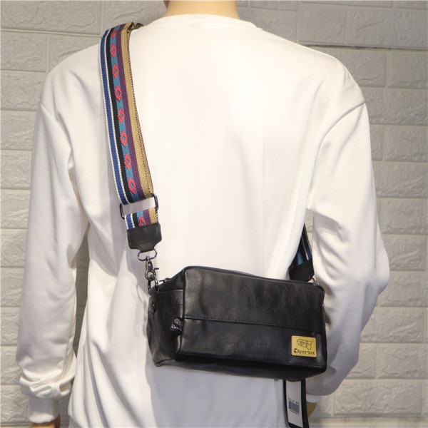 Új modell férfi táska fekete színben, hosszú füllel