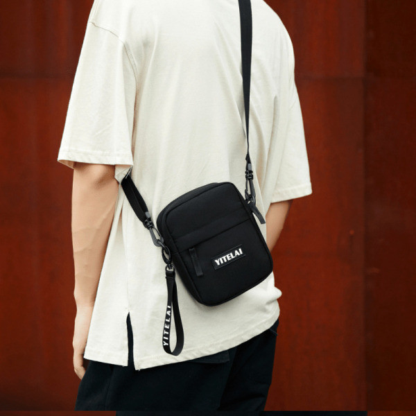 Férfi táska hosszú füllel és elülső zsebbel