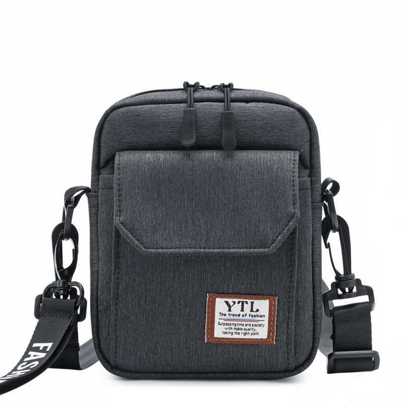 Férfi táska hosszú füllel és elülső zsebbel