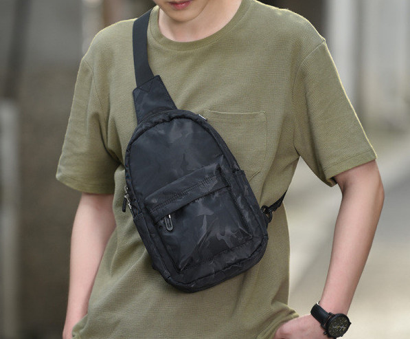 Új modell férfi válltáska fekete színben