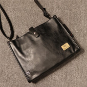 Férfi retró stílusú bőr táska csattal