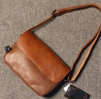 Изчистена мъжка чанта в черен и кафяв цвят от еко кожа