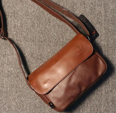 Изчистена мъжка чанта в черен и кафяв цвят от еко кожа