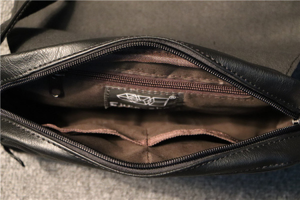 Изчистена мъжка чанта в черен и кафяв цвят от еко кожа