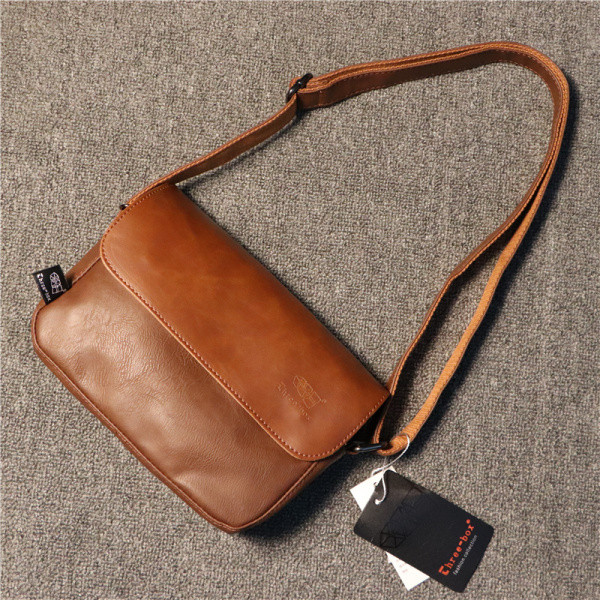 Изчистена мъжка чанта в черен и кафяв цвят от еко кожа