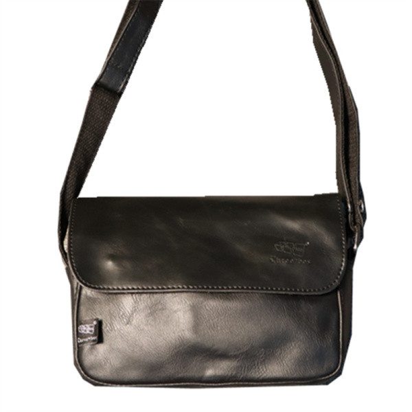 Изчистена мъжка чанта в черен и кафяв цвят от еко кожа