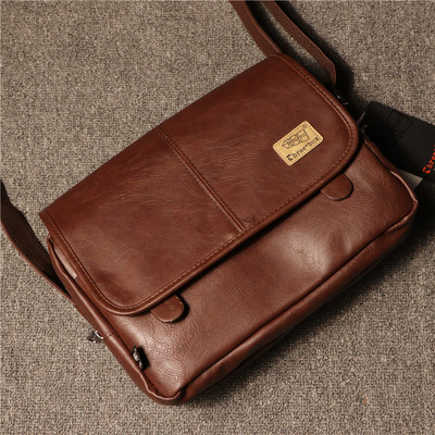 Kis uniszex bőr válltáska