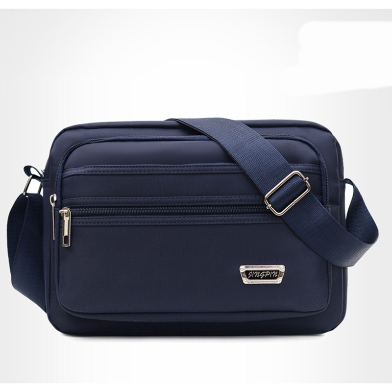 Alkalmi férfi textiltáska elülső zsebbel és cipzárral