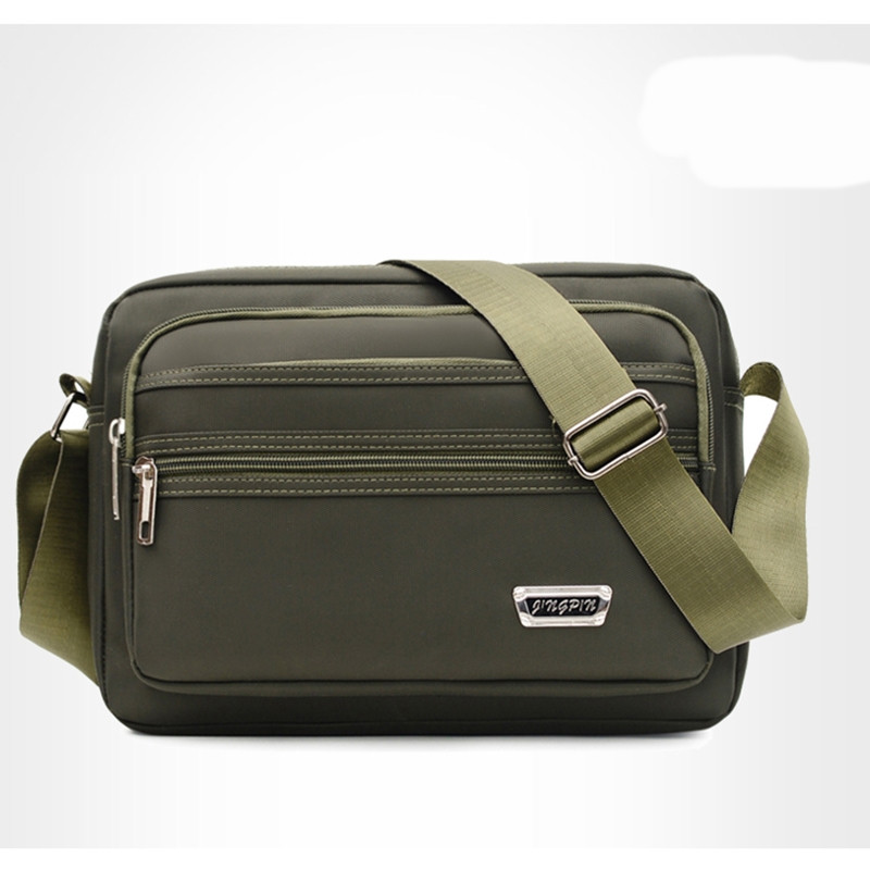 Alkalmi férfi textiltáska elülső zsebbel és cipzárral