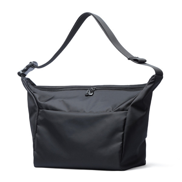 Vállfogantyús férfi textiltáska fekete színben