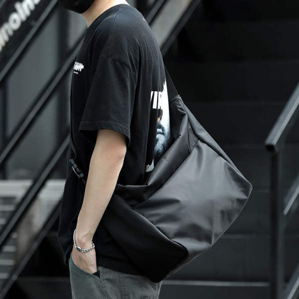 Vállfogantyús férfi textiltáska fekete színben